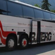 Turist udflugt med moderne bus set ved holdeplads