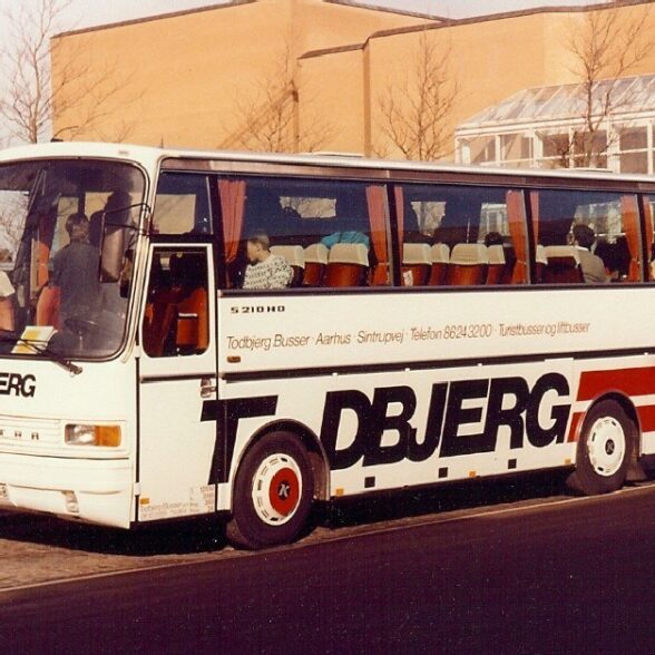 Ældre minibus med passagerer